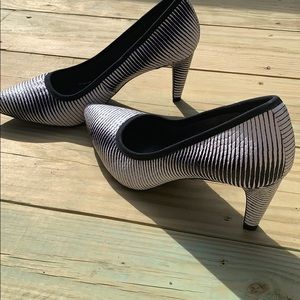 Lori Goldstein Pumps in zebra print